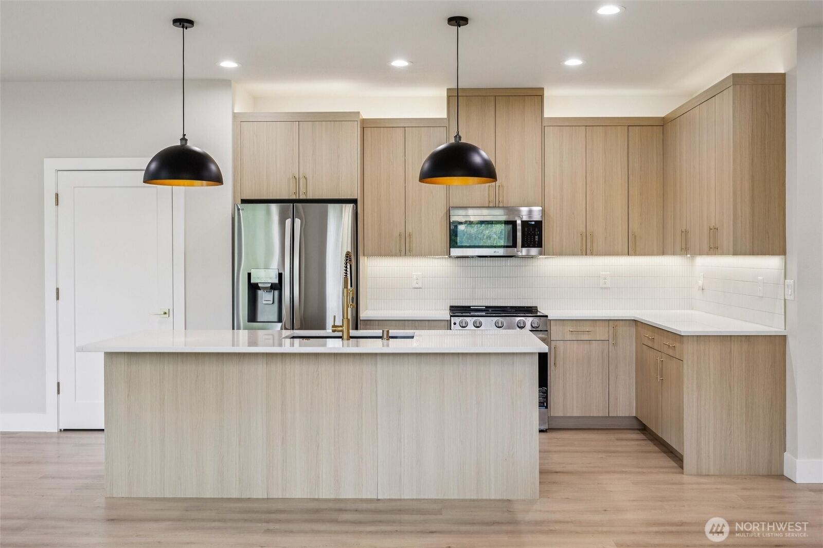 Property Photo: 937 Edinburgh Court WA 98626