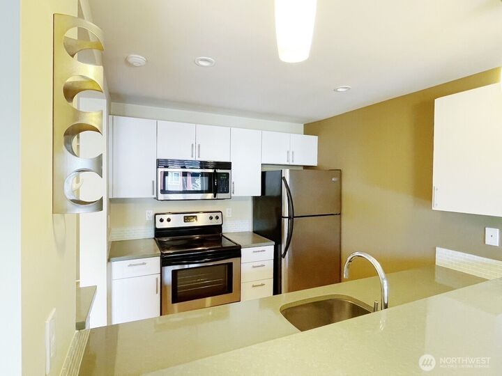 Property Photo:  15132 NE 82nd Street 203  WA 98052 