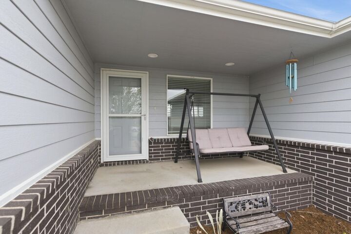 Property Photo:  1719 E Aster St  KS 67219 