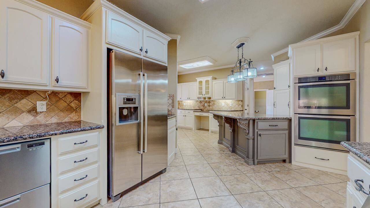 Property Photo:  5650 Lexington Circle  TX 77657 