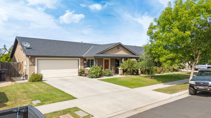 Property Photo:  1544 Santa Cruz Avenue  CA 93274 