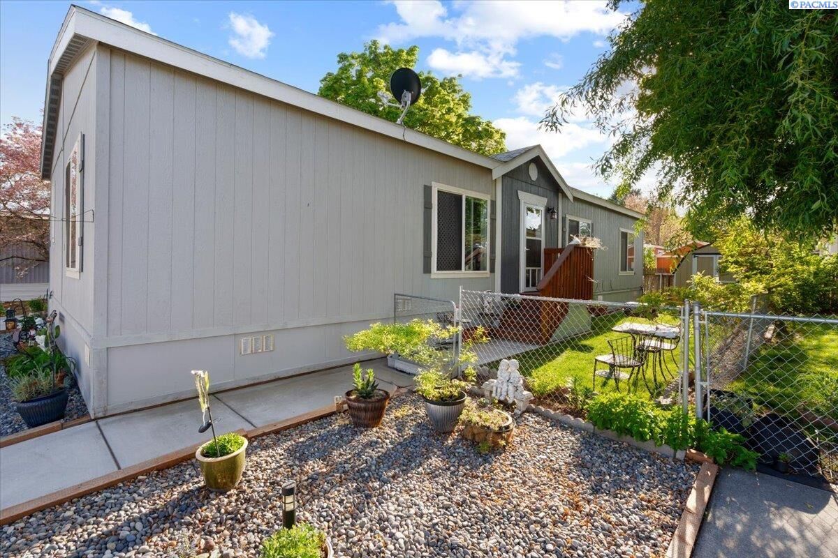 Property Photo:  31 Mercury Dr  WA 99354 