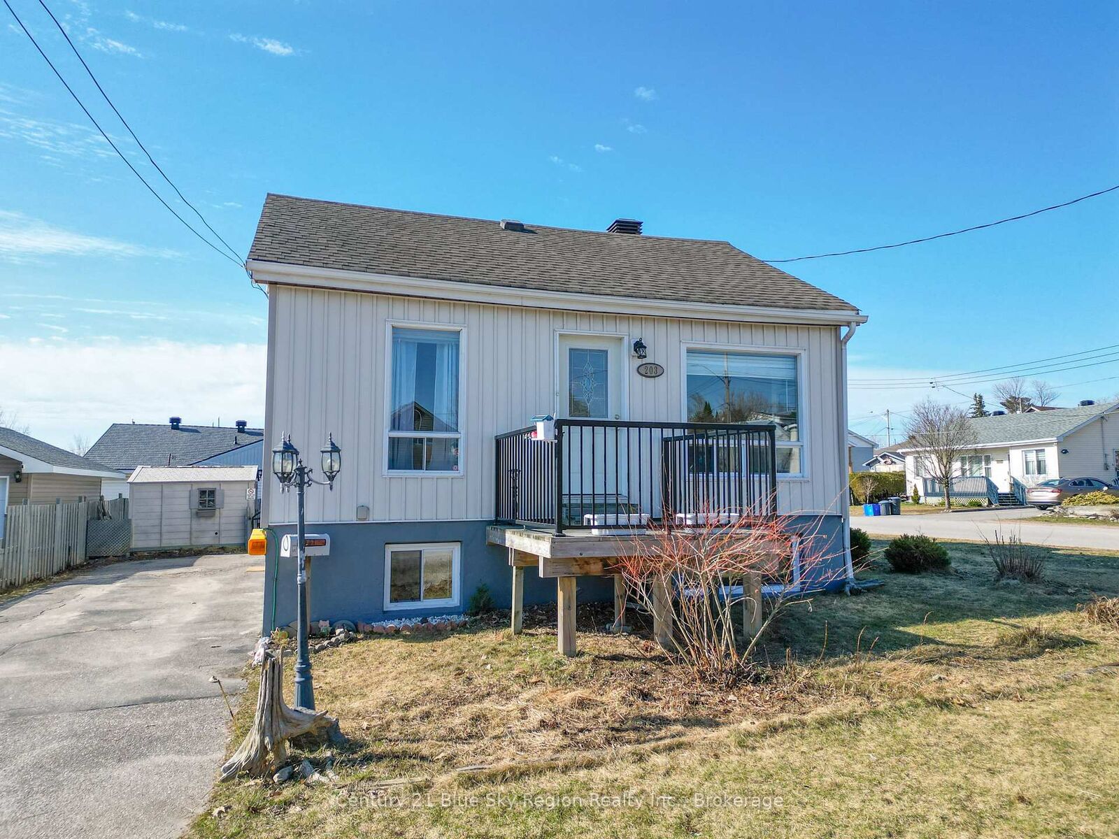 Property Photo:  203 Hillcrest Avenue  ON P1B 7B5 