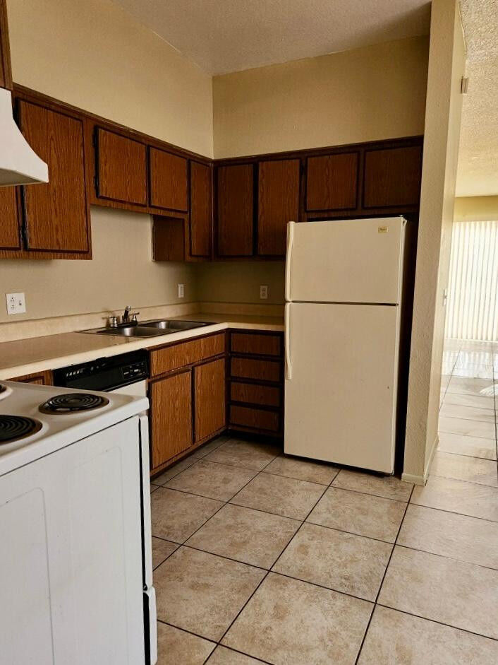 Property Photo: 2846 E Kathleen Road 102 AZ 85032