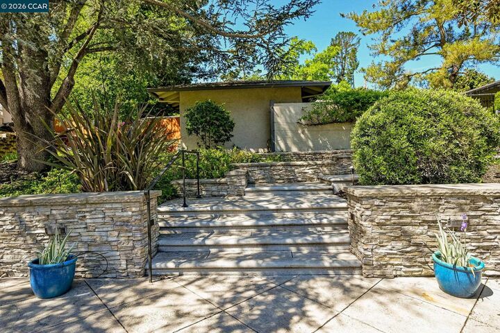 Property Photo:  4 Burnt Oak Cir  CA 94549 