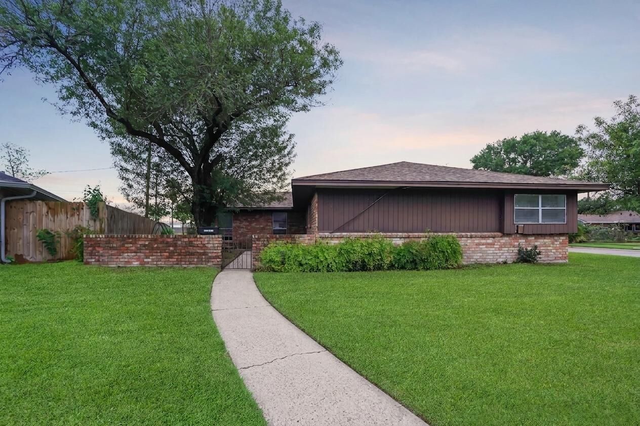 Property Photo:  6302 Sioux Drive  TX 77503 