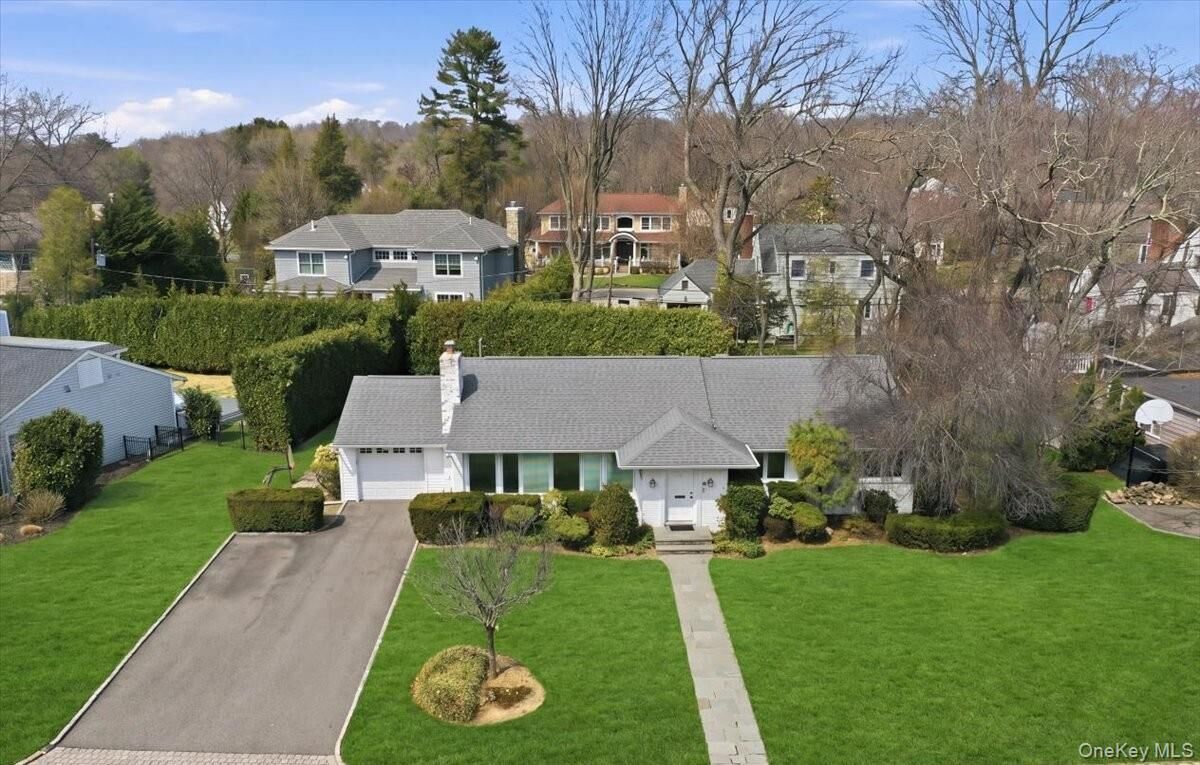 Property Photo:  41 Highfield Lane  NY 11577 