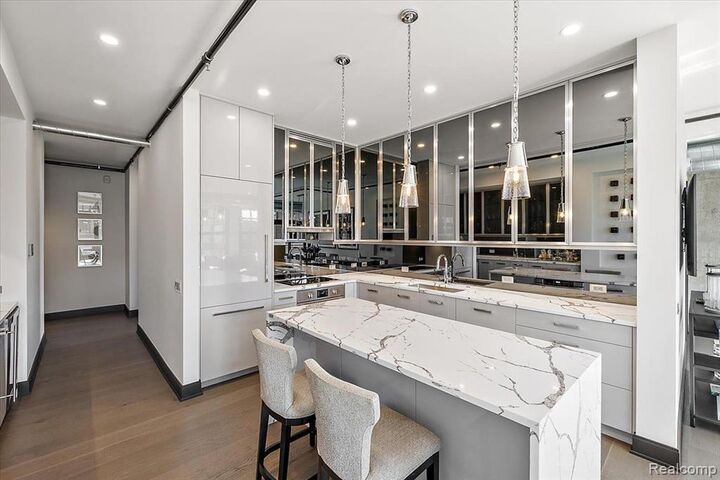 Property Photo:  2051 Villa Road 405  MI 48009 6570 