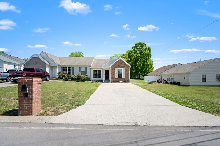 Property Photo:  404 Keswick Ct  TN 37167 