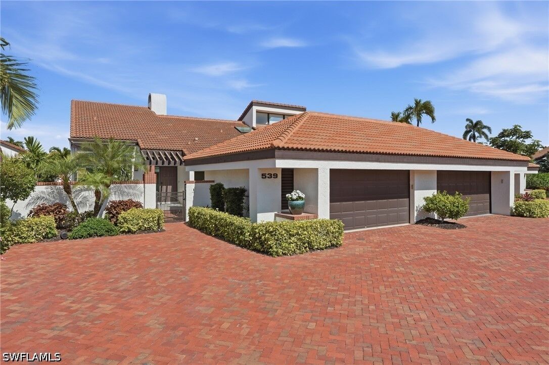 Property Photo:  539 Bay Villas Lane  FL 34108 