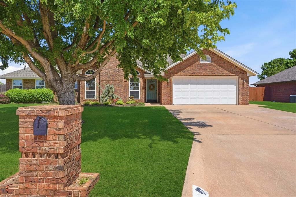 Property Photo:  901 N Towne Circle  OK 73521 