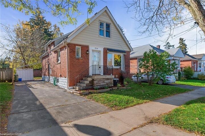 284 Brucedale Avenue E — photo 1