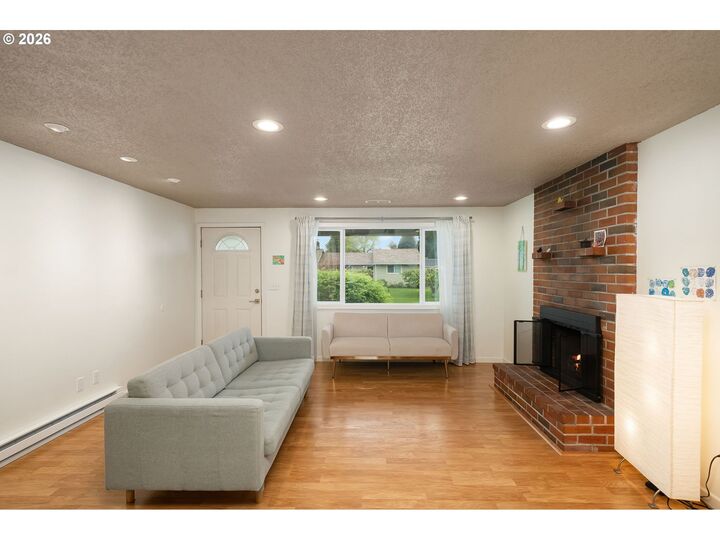 Property Photo:  1927 NE Thomas St  OR 97124 