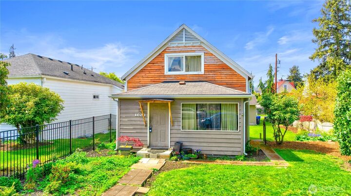 Property Photo:  1628  Oakes Ave  WA 98201 