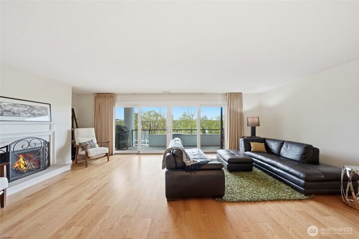 Property Photo: 2565 Dexter Avenue N 103 WA 98109