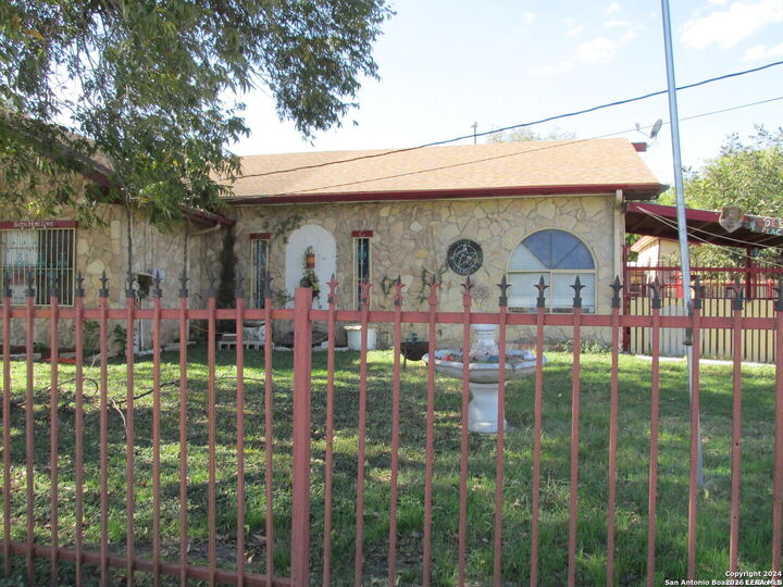 Property Photo: 617 W Bynum TX 78211