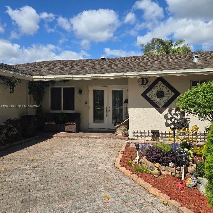 Property Photo:  4981 SW 186th Ave  FL 33332 
