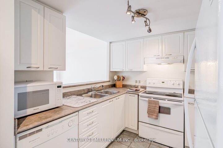 Property Photo:  1000 Cedarglen Gate 617  ON L5C 3Z5 