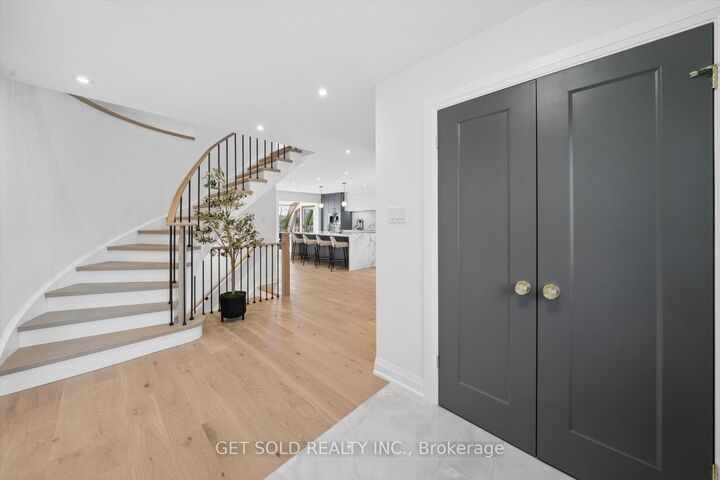 Property Photo: 1768 Sherwood Forrest Circle ON L5K 2H6
