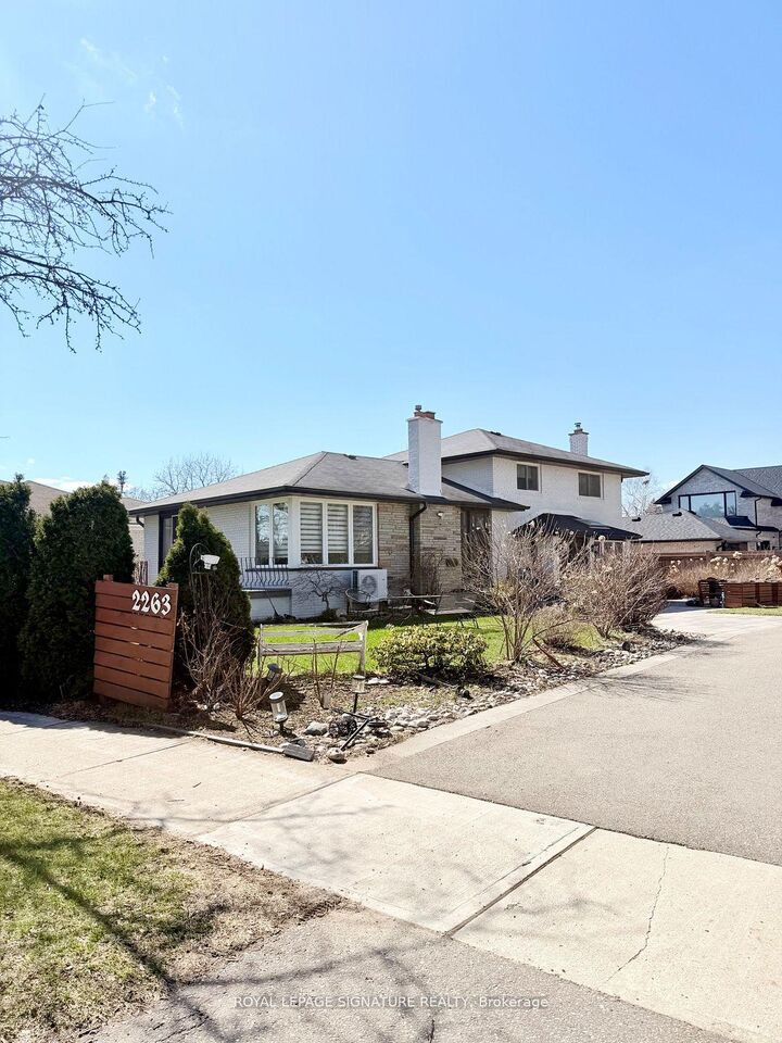 Property Photo:  2263 Harcourt Crescent  ON L4Y 1W3 