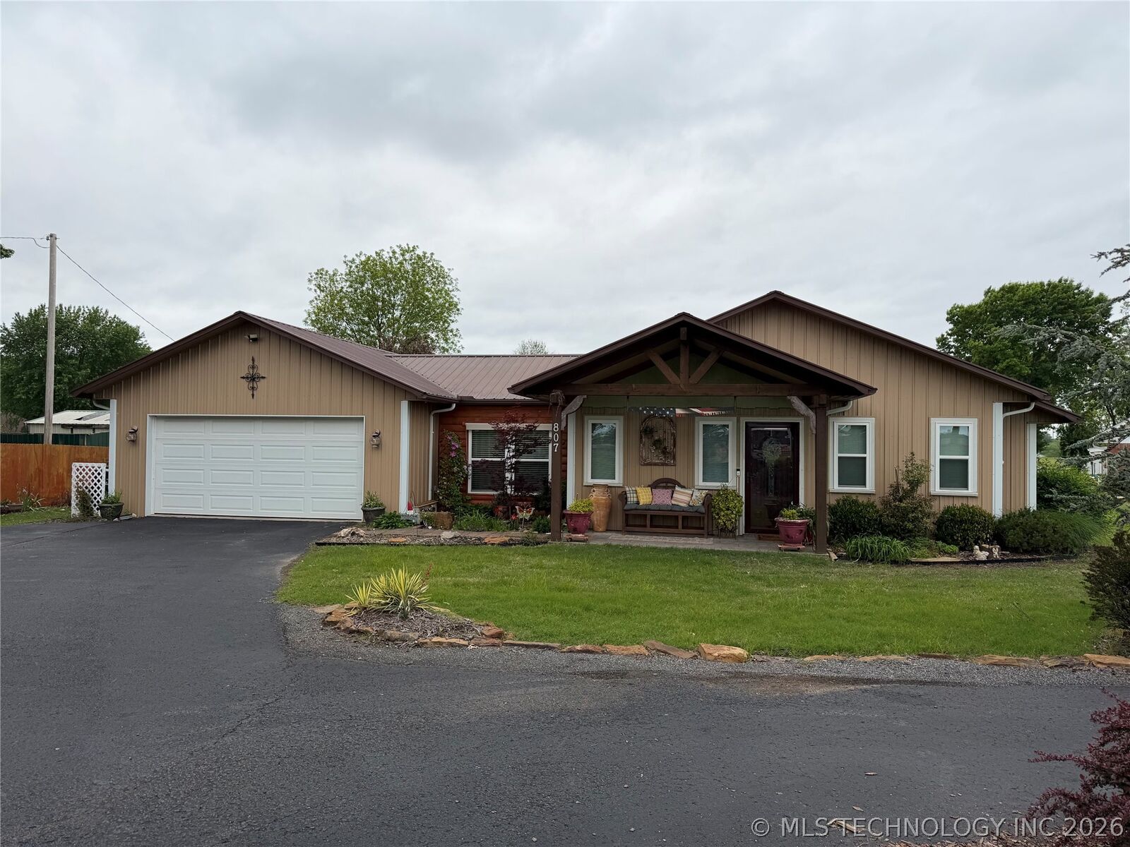 Property Photo:  807 S Ross Street  OK 74434 