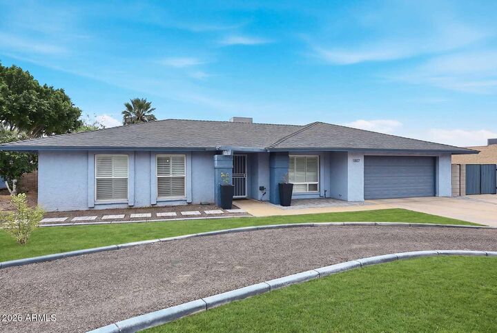 Property Photo: 1037 E Acoma Drive AZ 85022