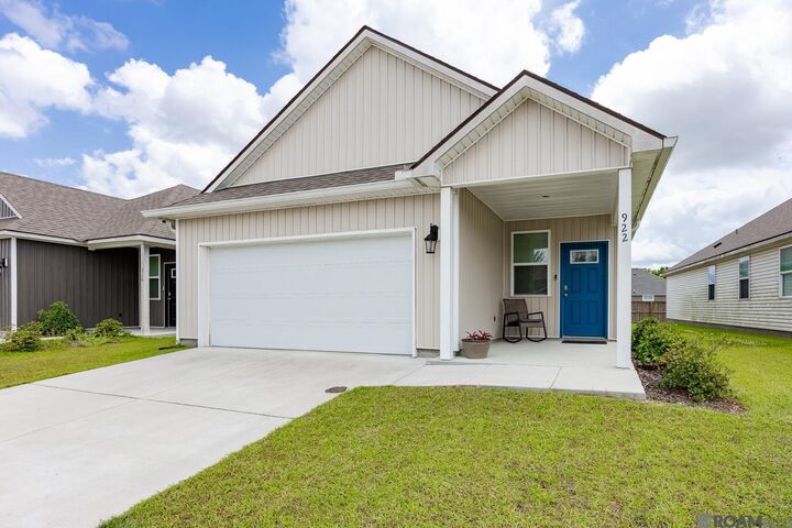 Property Photo:  922 Drago Dr  LA 70820 