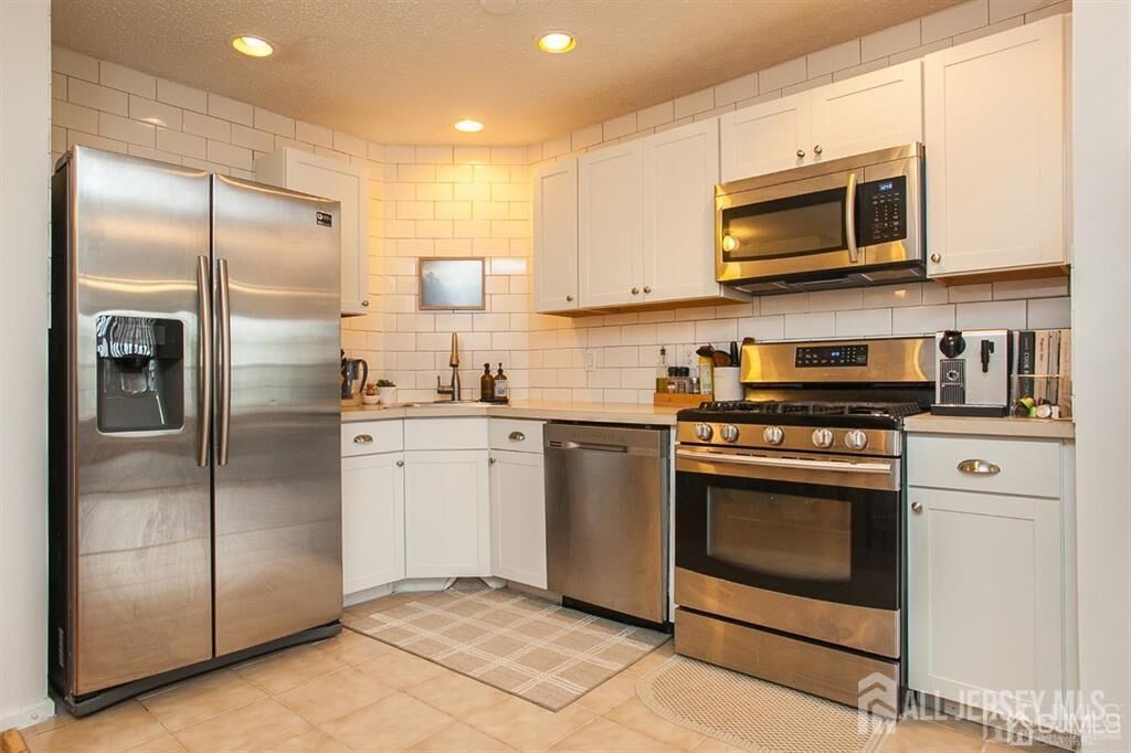 Property Photo:  9 Wilmbelton Court  NJ 08820 