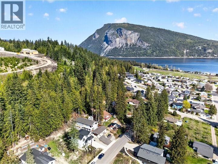 Photo de la propriété:  6841 46 Street Northeast  BC V0E 1K0 