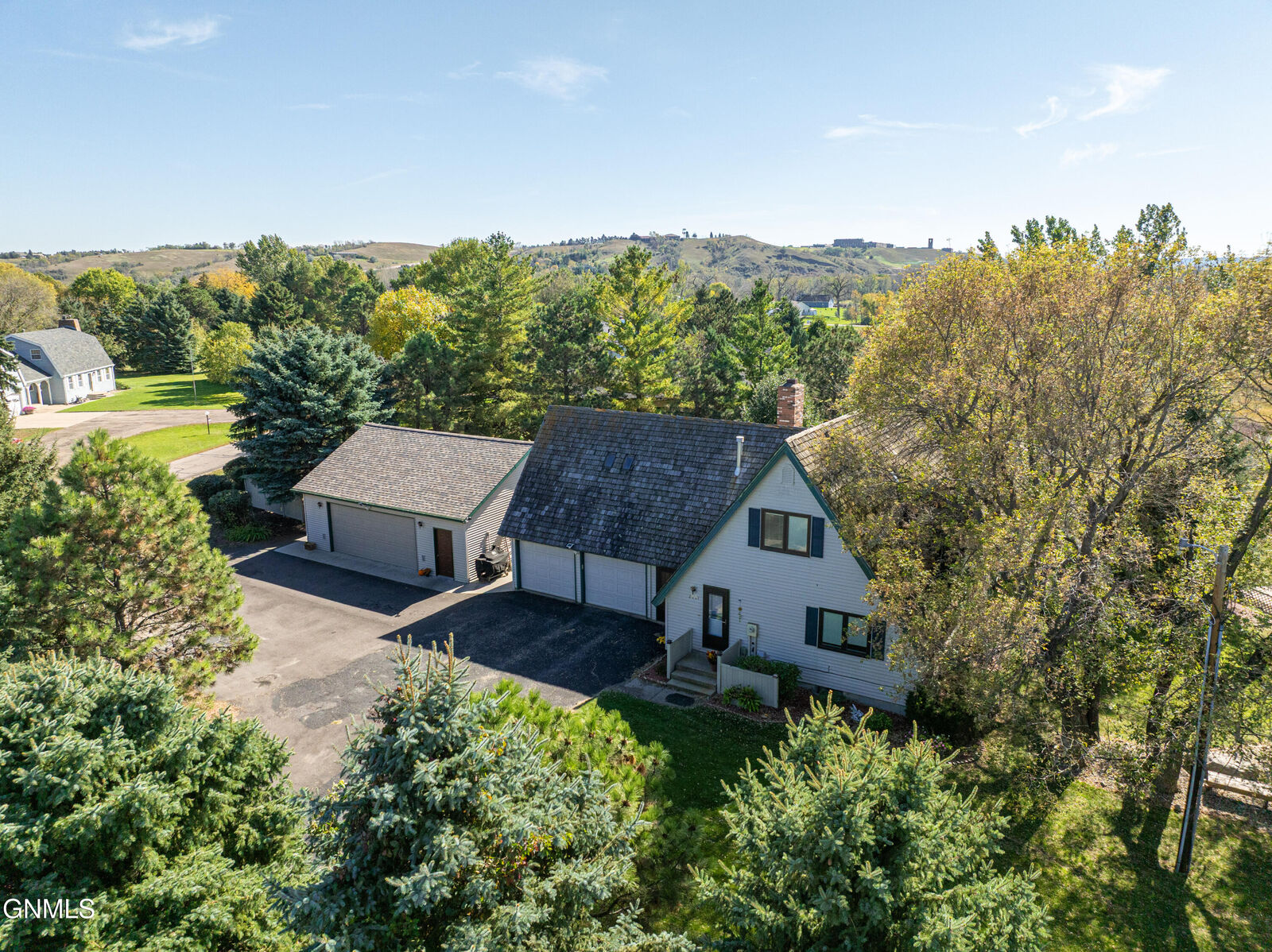 Property Photo:  2001 Sherman Drive  ND 58504 