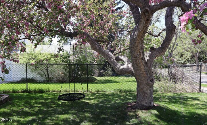 Property Photo:  825 W Owens Avenue  ND 58501 