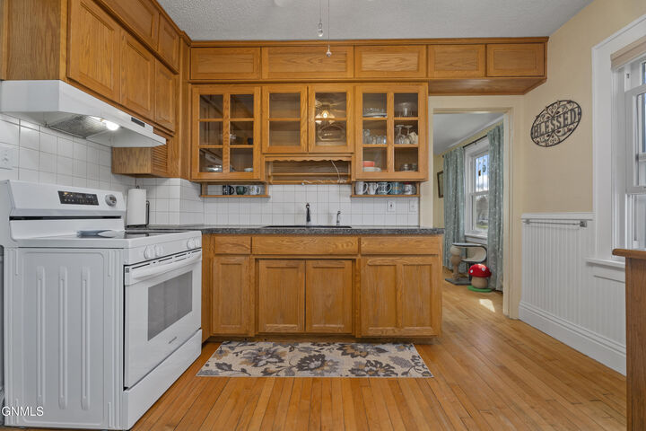 Property Photo:  606 N 10th Street  ND 58501 