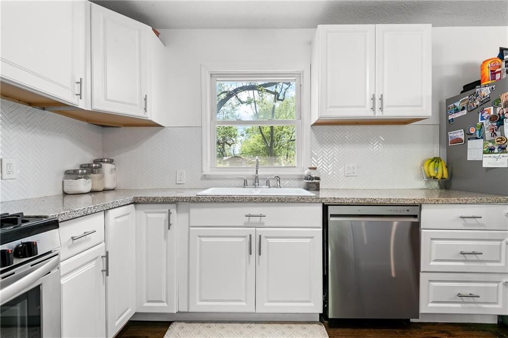 Property Photo:  1607 E 79th Street  MO 64131 