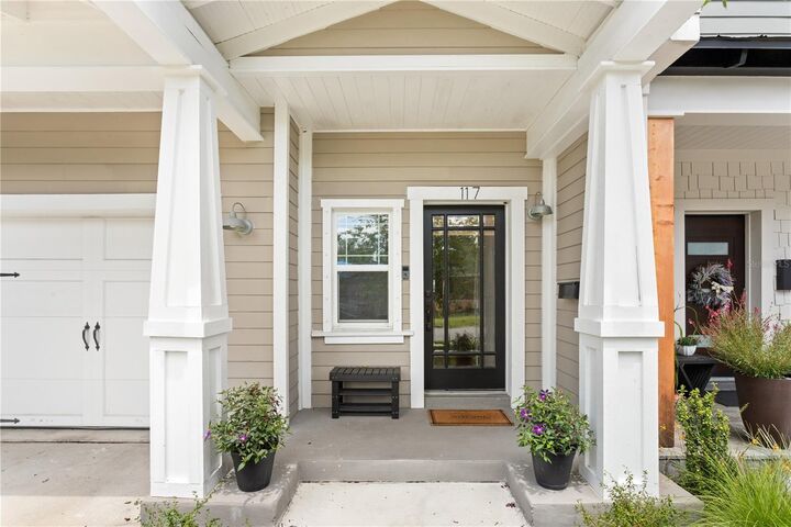 Property Photo:  117 W Giddens Avenue  FL 33603 