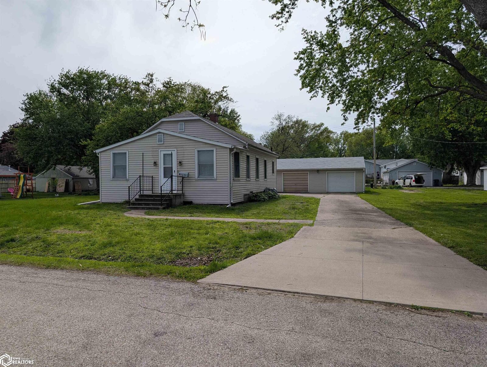 Property Photo:  925 Shields Street  IA 52601 