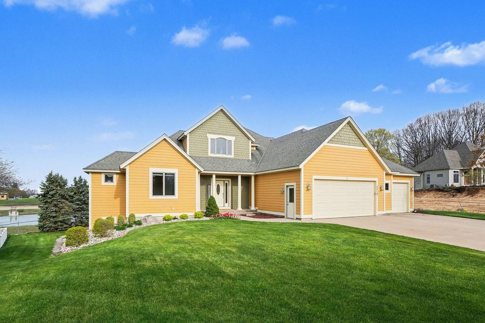 Property Photo: 2213 N Bristol Street MI 49424
