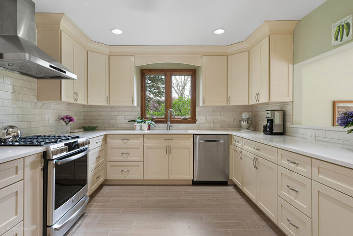 Property Photo:  