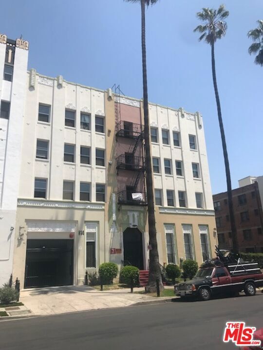 Property Photo:  814 S Hobart Boulevard 203  CA 90005 