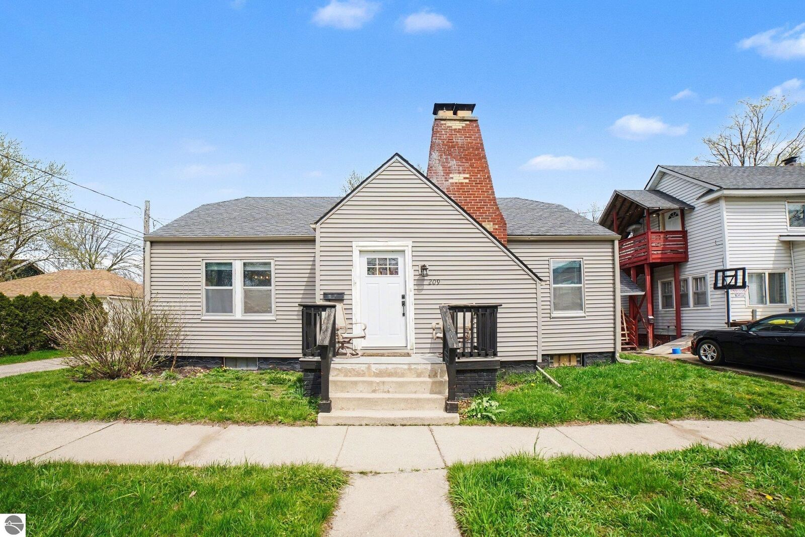 Property Photo:  209 E Maple  MI 48858 