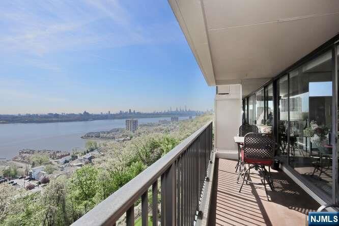 Property Photo:  3 Horizon Road 815  NJ 07024 