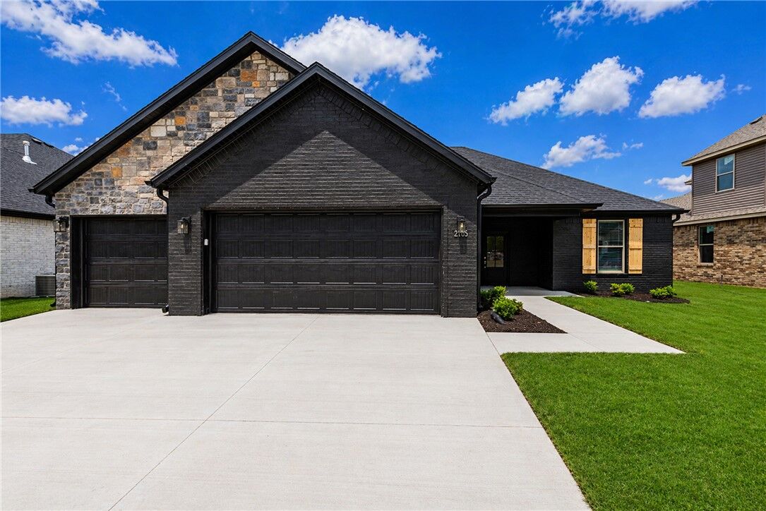 Property Photo: 2105 N Chanae Street AR 72761