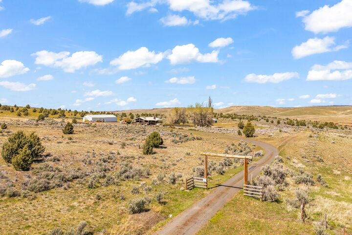 Property Photo: 25887 SE Weberg Road OR 97751