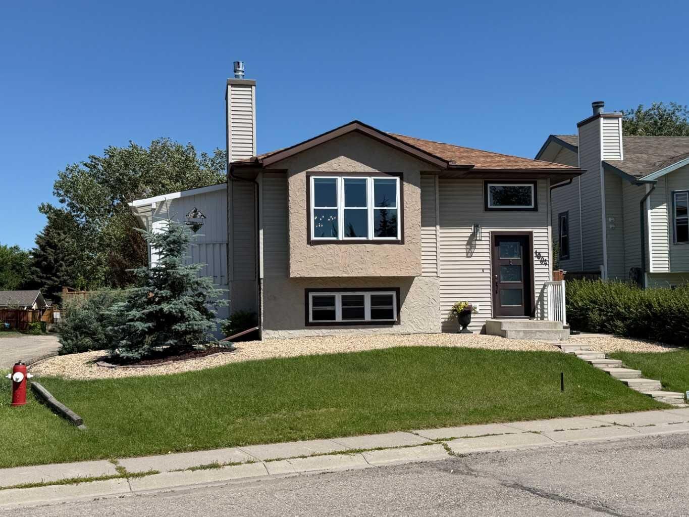 Property Photo:  1004 13 Street SE  AB T1V 1L4 