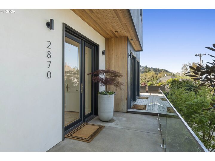 Property Photo:  2870 NW Westover Rd  OR 97210 