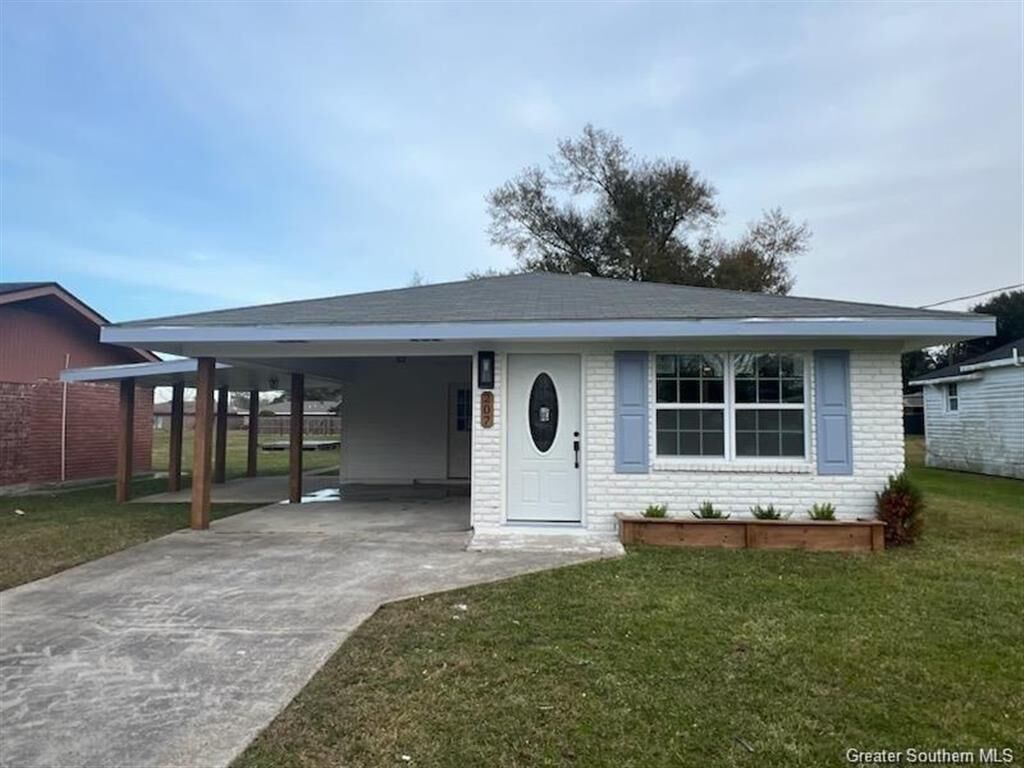 Property Photo:  207 S Bowers Avenue S  LA 70647 