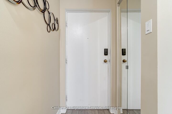 Property Photo:  2001 Bonnymede Drive 15  ON L5J 4H8 