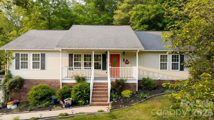Property Photo: 1011 Cambridge Court NC 28645