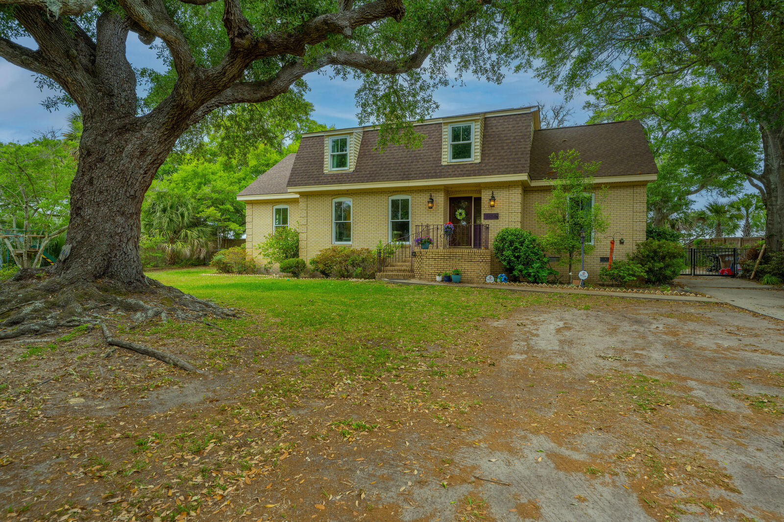Property Photo:  1614 Oak Island Drive Drive  SC 29412 