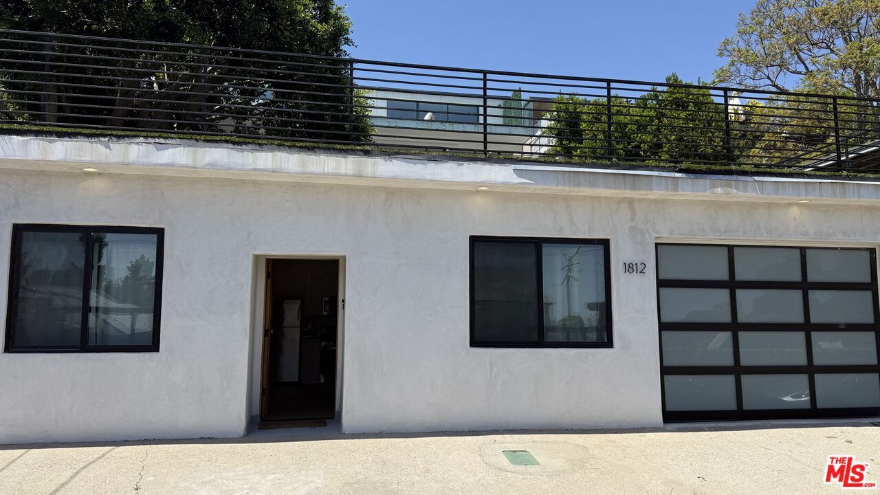 Property Photo:  1812 1/2 Navy St  CA 90405 