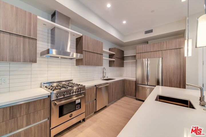 Property Photo:  723 Huntley Dr  CA 90069 